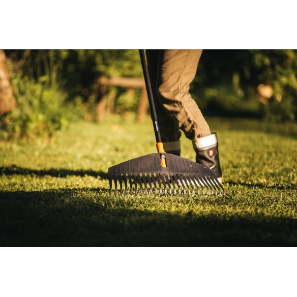 Testa di Scopa Fiskars 42cm per Foglie e Giardinaggio | Guru Garden