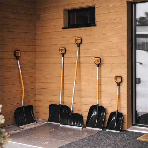 Pala da Neve Ergonomica Fiskars 54,3 cm | Guru Garden