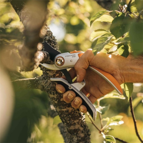 Cesoia Bypass Fiskars P751: Potatura Efficace 212mm | Guru Garden