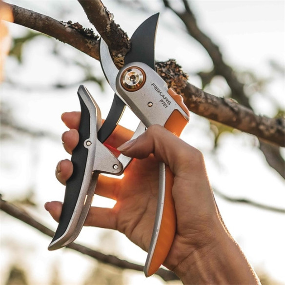 Cesoia Bypass Fiskars P751: Potatura Efficace 212mm | Guru Garden