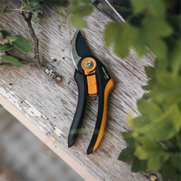 Cesoia Bypass Ergonomica Fiskars P541 Nero e Arancione | Guru Garden