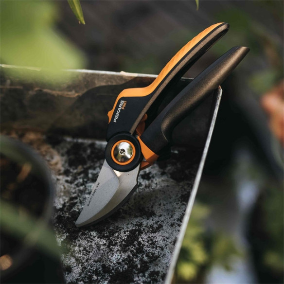 Cesoia Bypass Fiskars X-Series 222mm: Potatura Precisa | Guru Garden