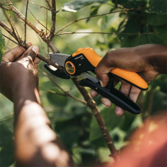 Cesoia da Potatura Ergonomica Fiskars P741 2,4 cm | Guru Garden